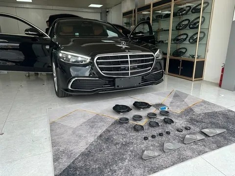 Τελευταίες εταιρικές ειδήσεις για Το ηχητικό σύστημα της Mercedes-Benz S400L χρειάζεται αναβάθμιση; Προσθέστε μικρές ηχεία του Βερολίνου, περιστρεφόμενους σφραγιστήρες και ηχεία του ορόφου του Βερολίνου